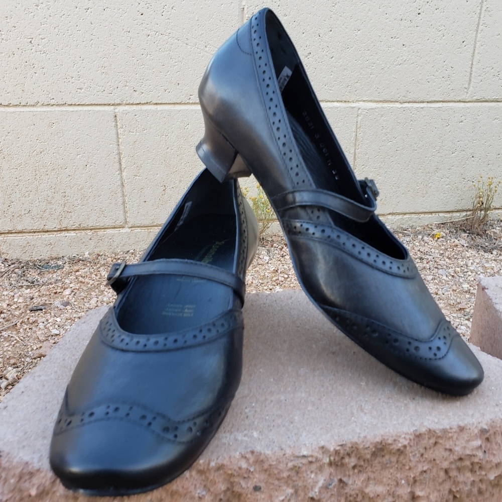 Sensible shoe black leather stretchable Mary Jane